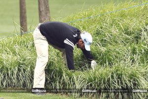 SUZHOU_CHINA _APRIL_15:_Pablo_Larrazabal_of_Spain_looks_for_a_lost_ball_on_the_18th_hole_during_the_Round_One_of_the_Volvo_China_Open_on_April_15_2010_in_Suzhou,_China._(Photo_by_Victor_Fraile/Getty_Images) *** Local_Caption *** Pablo_Larrazabal