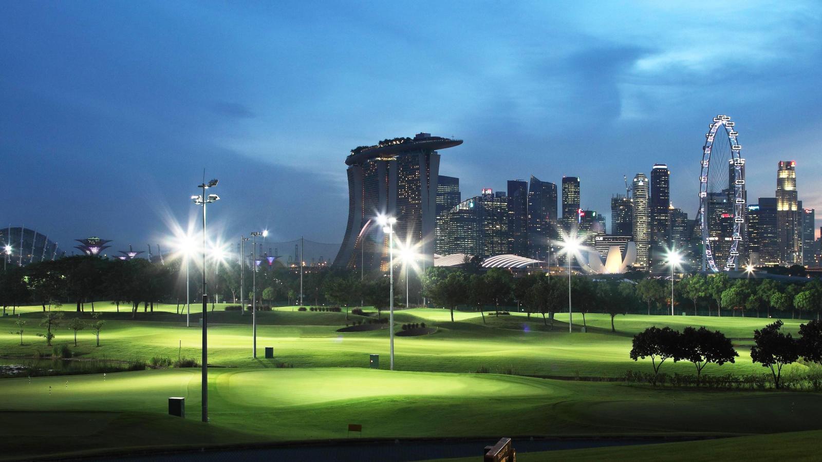 Skyline Golfing at Marina Bay: Challenge Awaits!